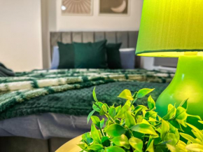 BauHaus 4 Bedroom House By AltoLuxoExperience Short Lets & Serviced Accommodation With Free Parking